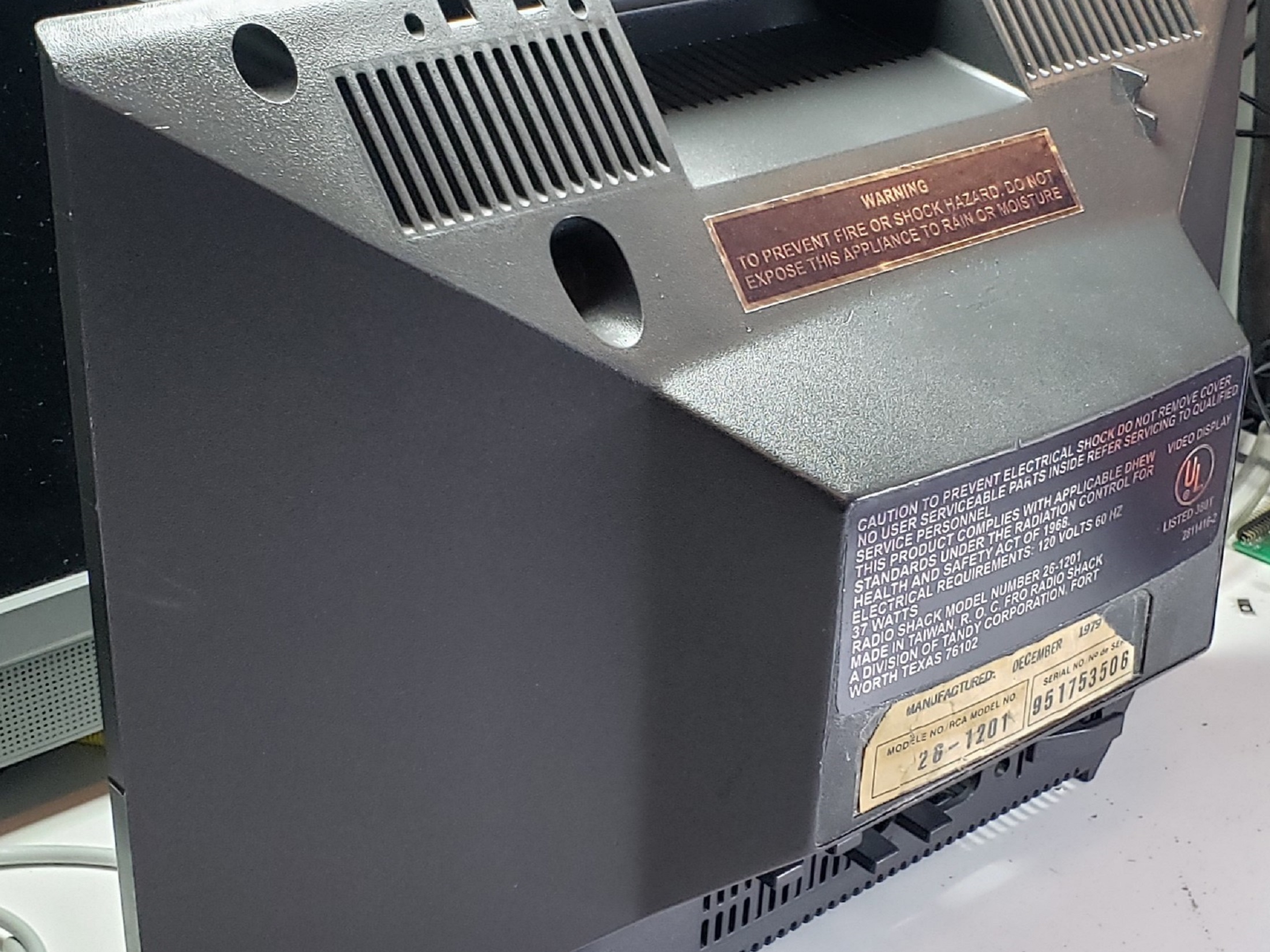 Radio Shack TRS-80 Model I Monitor: 13 - Atras - Terminado