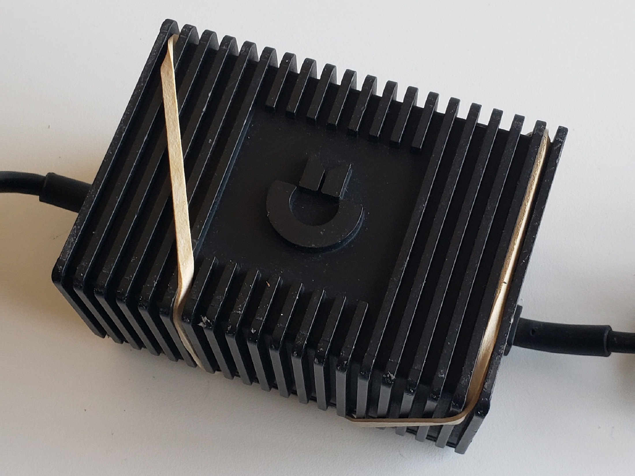 Commodore C64: 12 - Pegar la tapa con adhesivo de contacto y dejar secar con bandas elasticas
