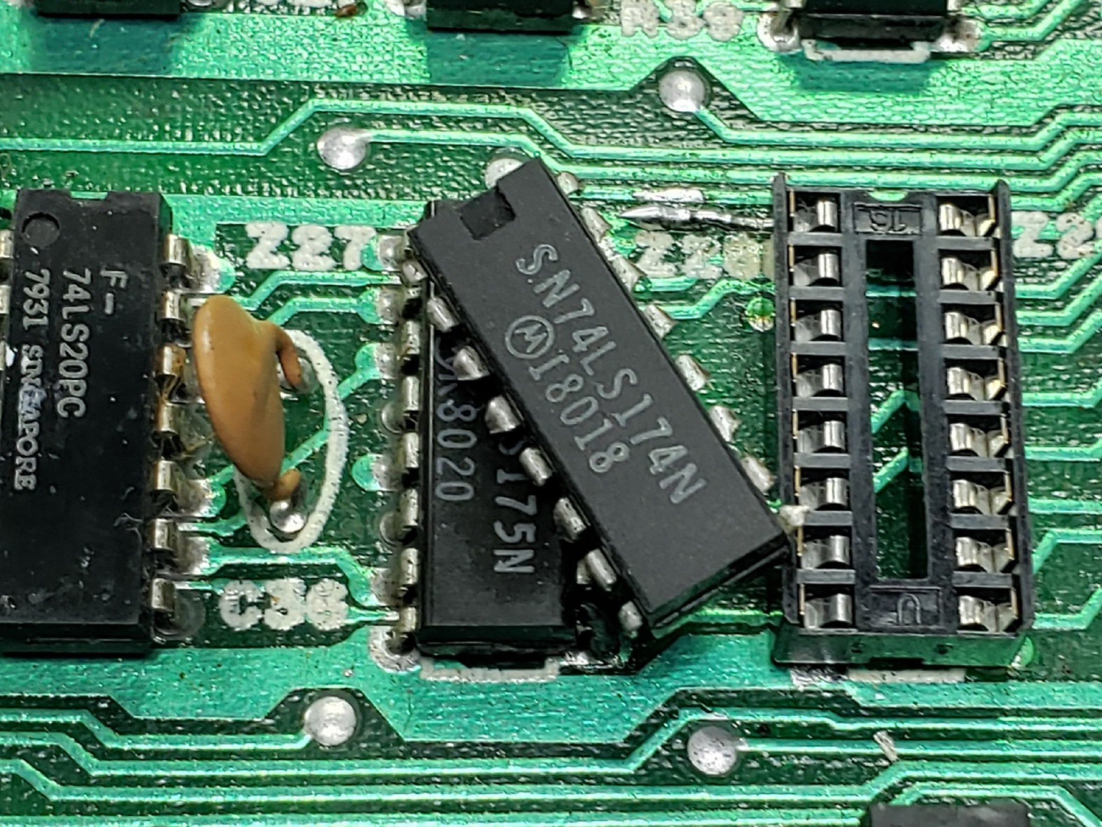 Radio Shack TRS-80 Model I: 32 - Reemplazo 74LS174