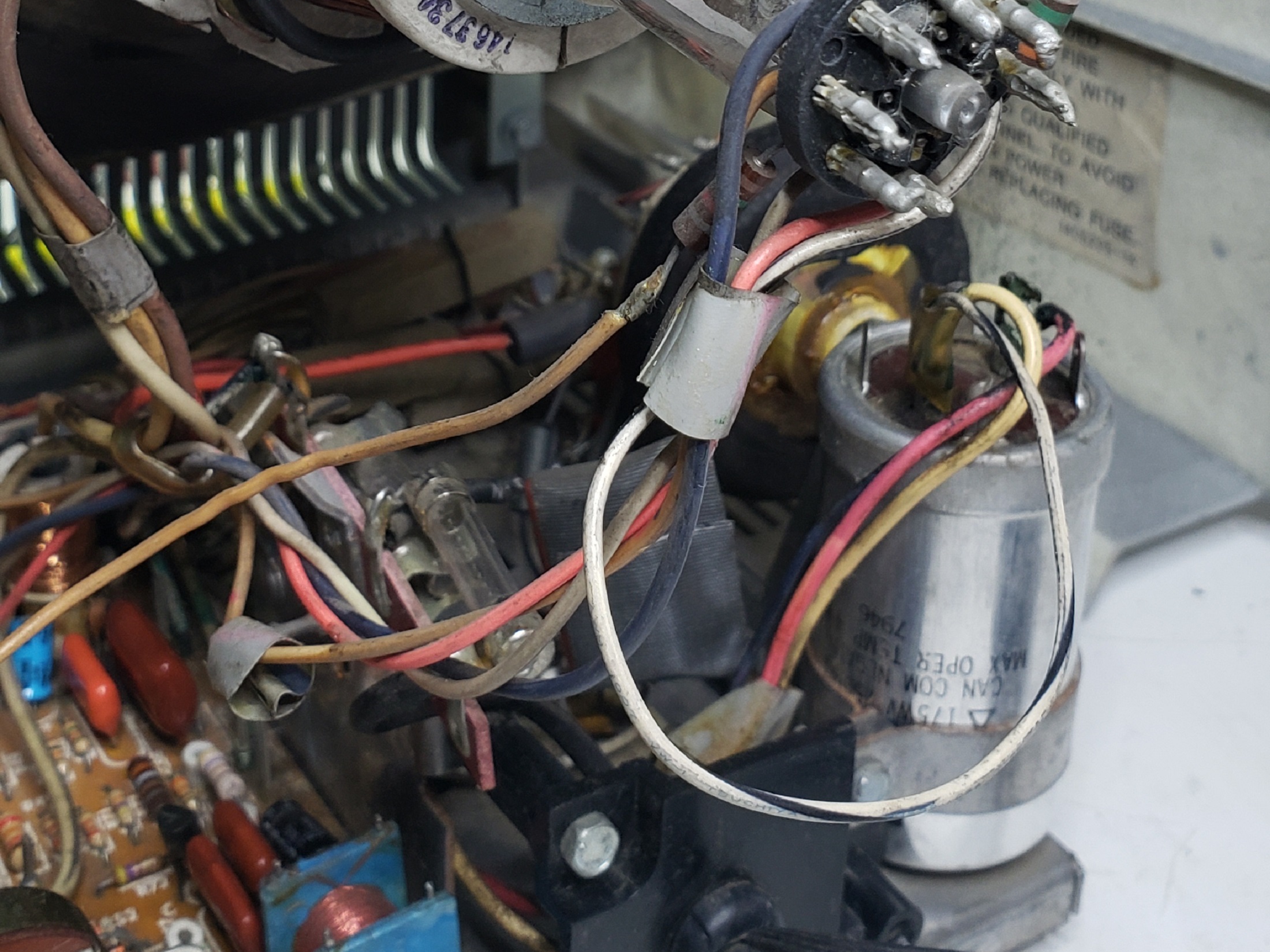 Radio Shack TRS-80 Model I Monitor: 27 - Capacitor a cambiar